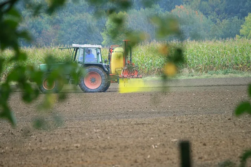 Sostanze Agrochimiche al Bando UE ma ancora in Circolo: Chi Paga il Prezzo del Silenzio Normativo